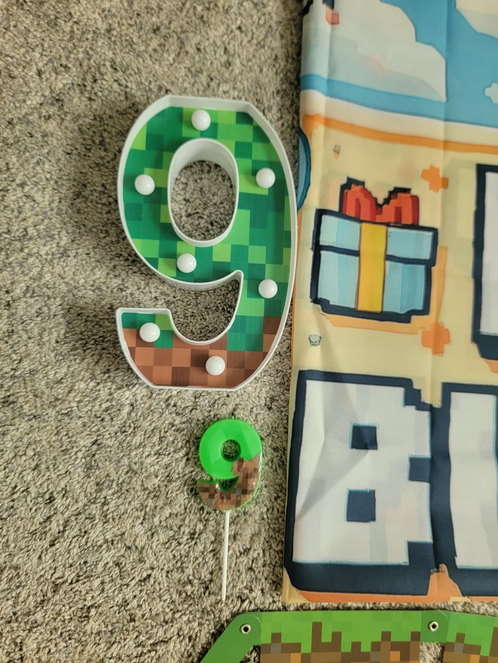 Minecraft Green Pixel Birthday Party Decorations Set